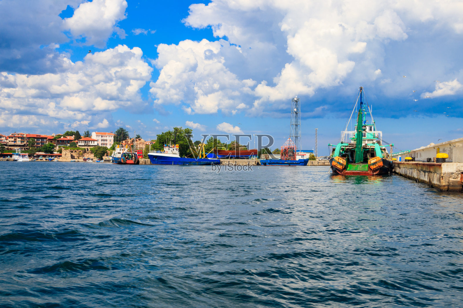 保加利亚内塞巴尔港的拖网渔船照片摄影图片