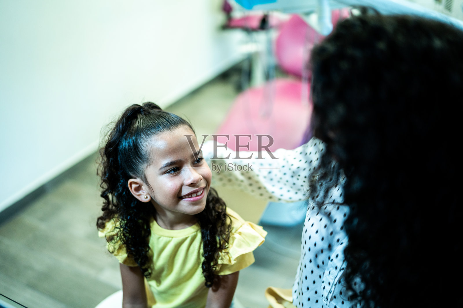 母女俩在看医生时谈话照片摄影图片