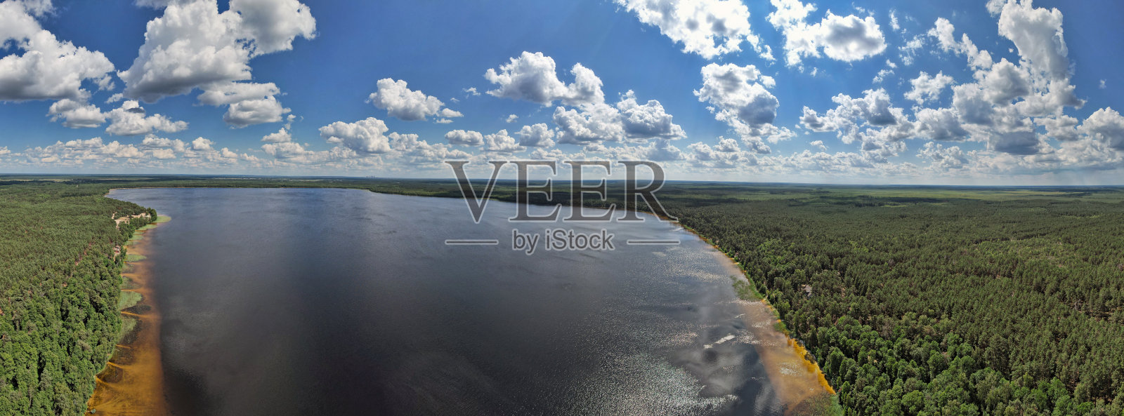 乌克兰里夫纳地区的白湖全景航拍图。照片摄影图片