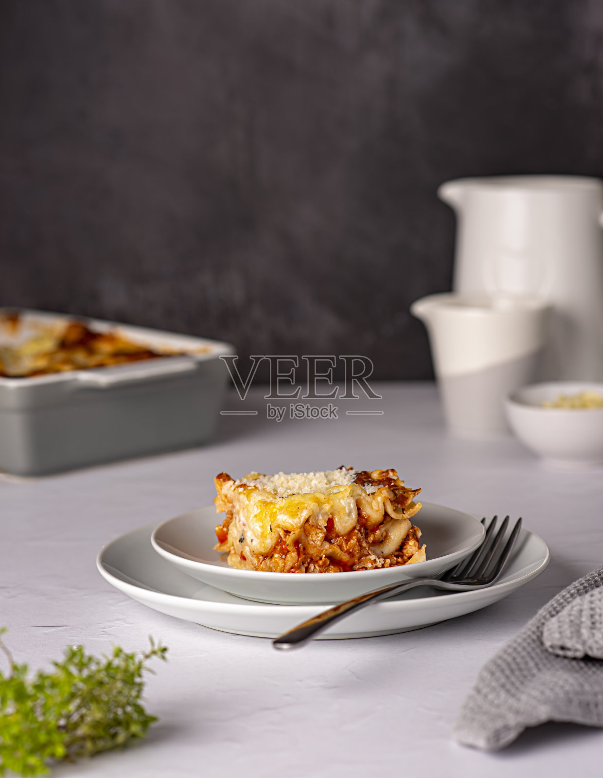 食物摄影的盘子与千层面照片摄影图片