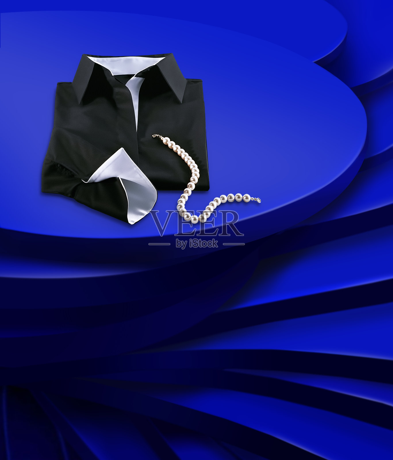 时髦的衬衫和珍珠照片摄影图片