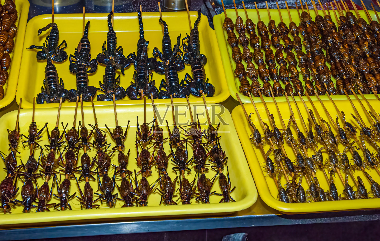 中国北京王府井大街夜市的特色美食和小吃照片摄影图片