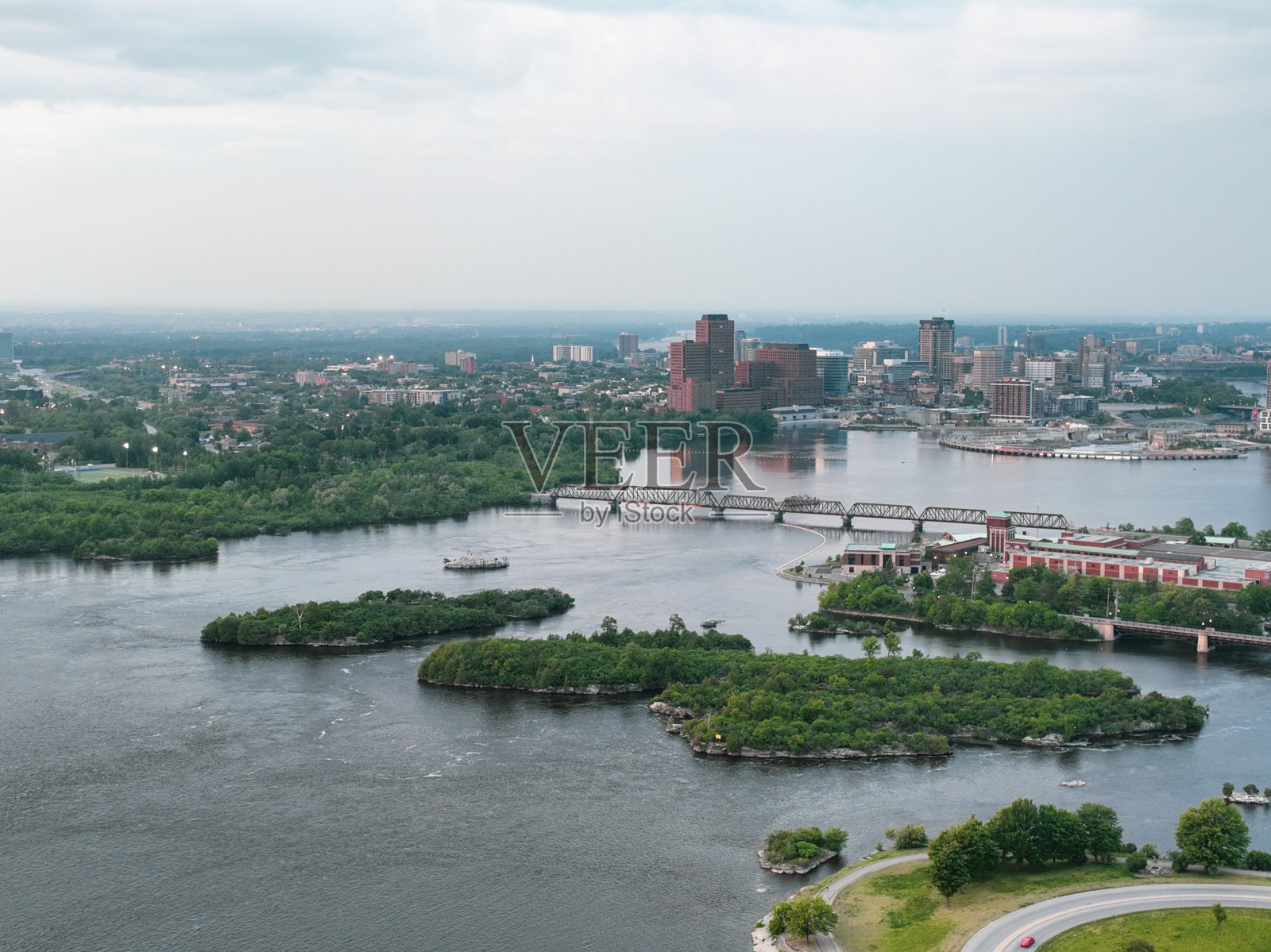 空中无人机拍摄的渥太华河，加蒂诺照片摄影图片