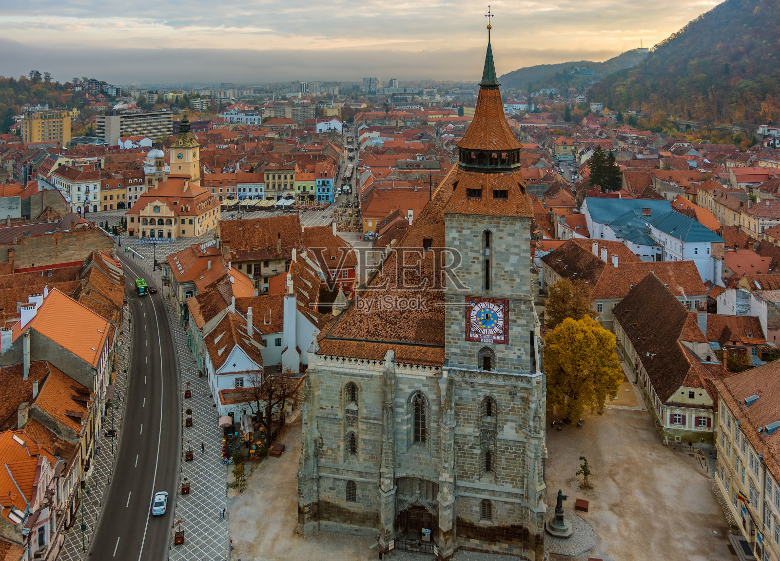 秋天的早晨，布拉索夫老城照片摄影图片
