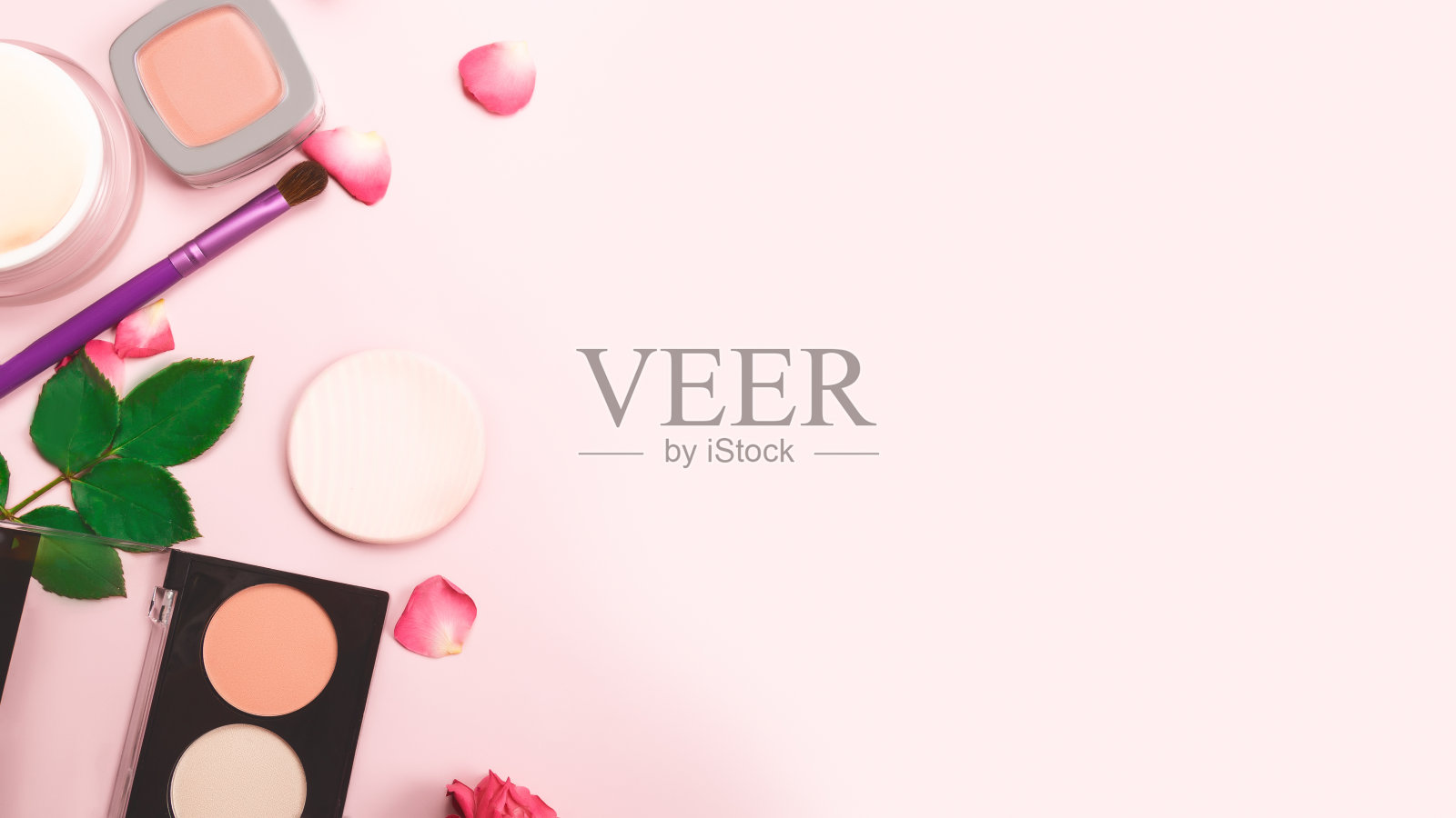 化妆和化妆美容产品安排在一个颜色的背景。平的。美丽的概念。本空间照片摄影图片