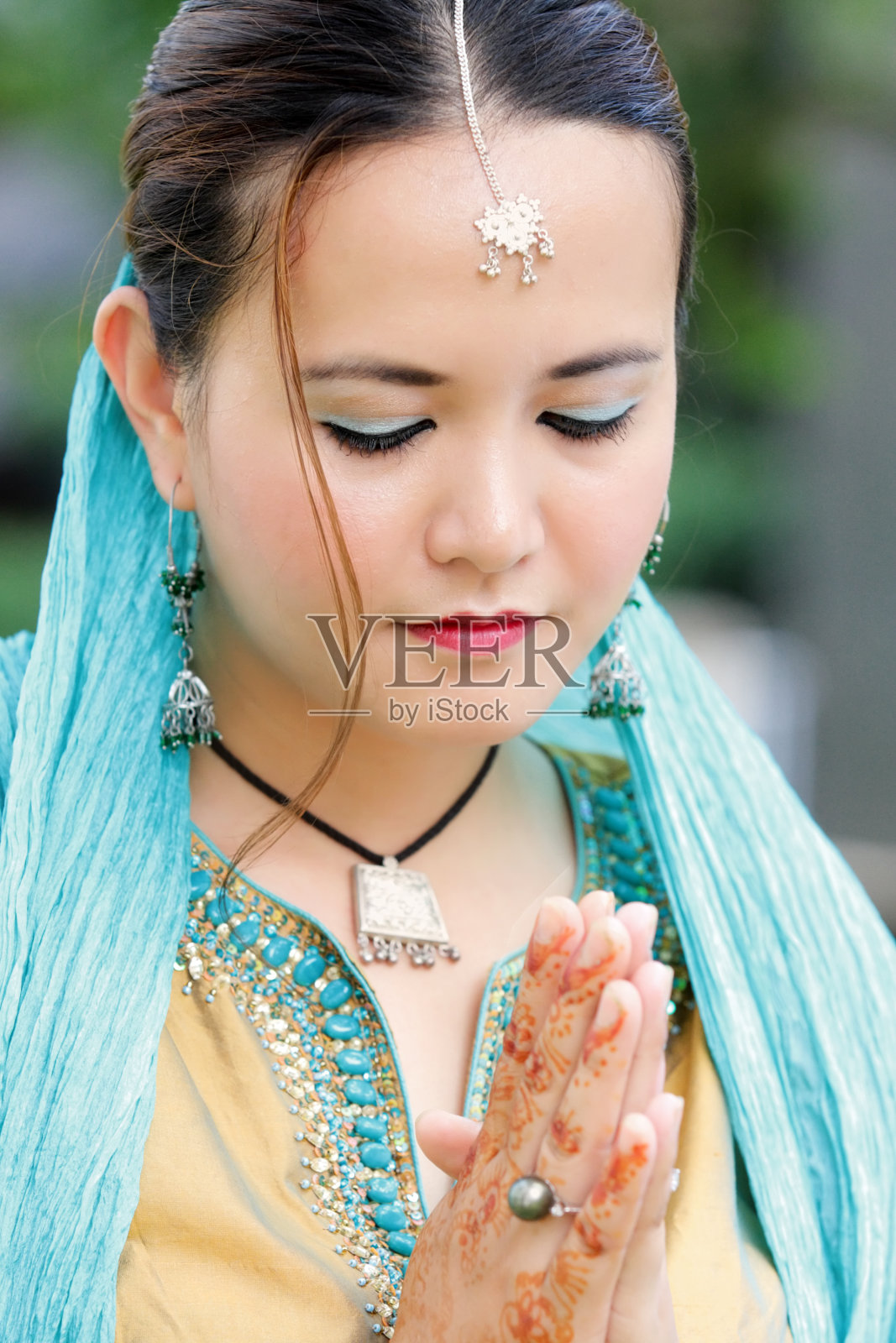 祈祷的年轻女子照片摄影图片