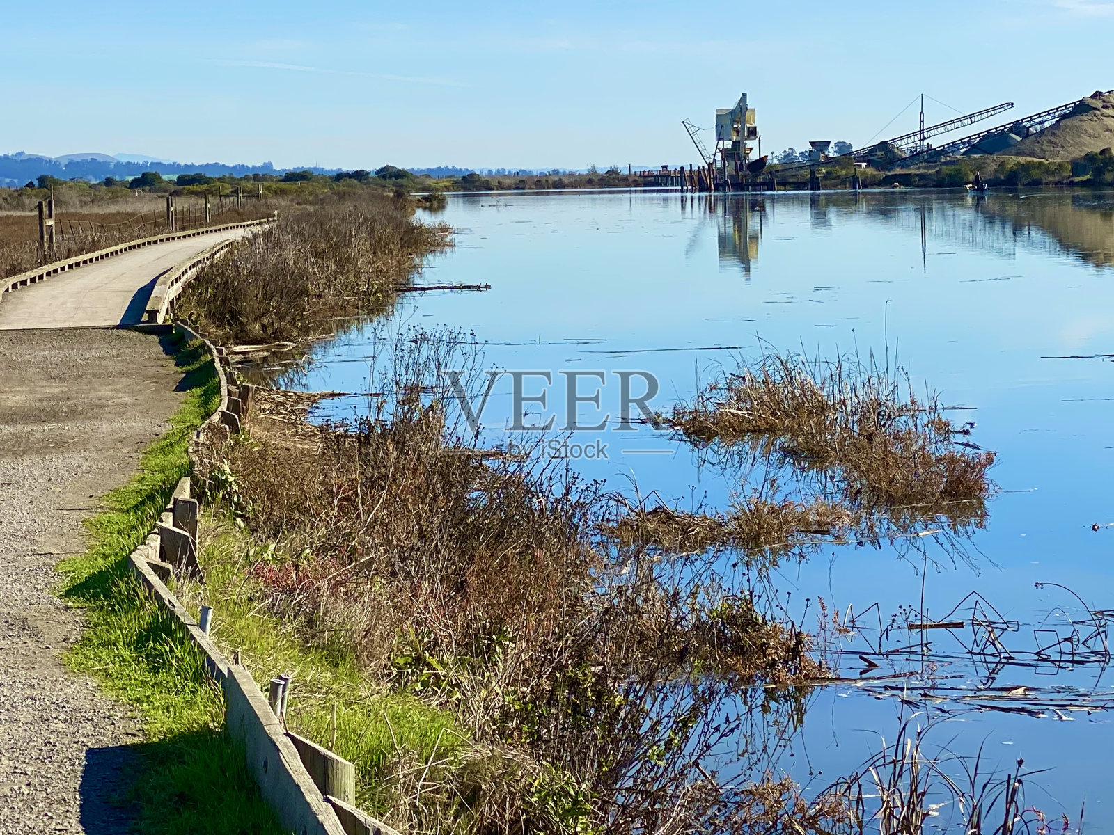 在河边照片摄影图片