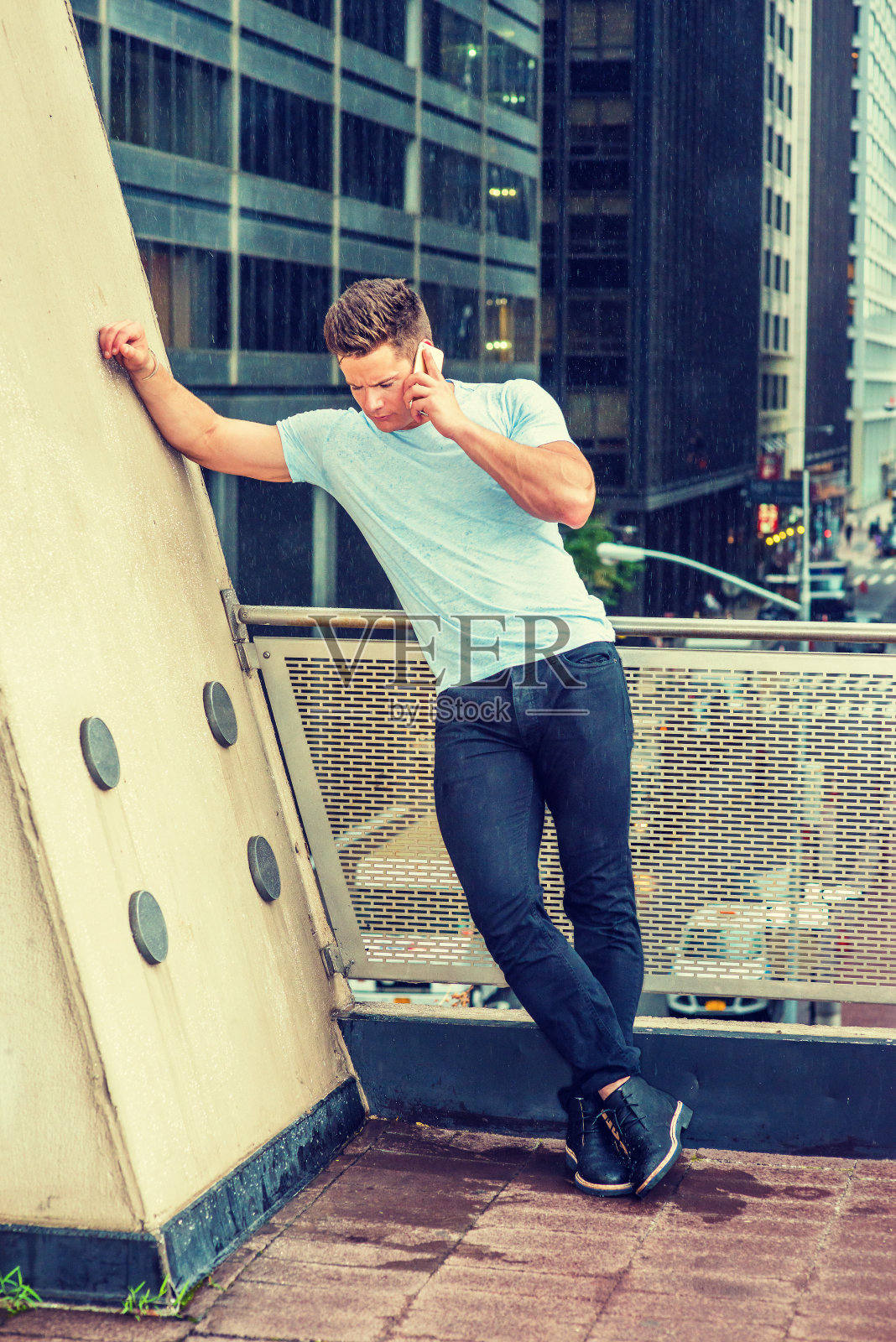 纽约，一个年轻人在户外打电话照片摄影图片