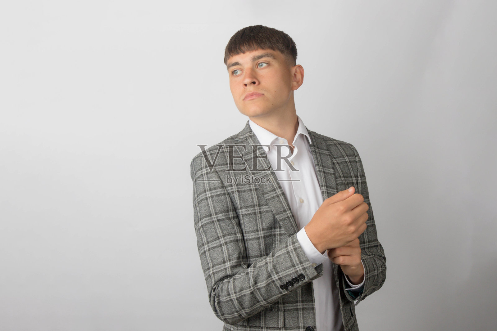 穿着西装外套和开领衬衫的年轻企业家照片摄影图片