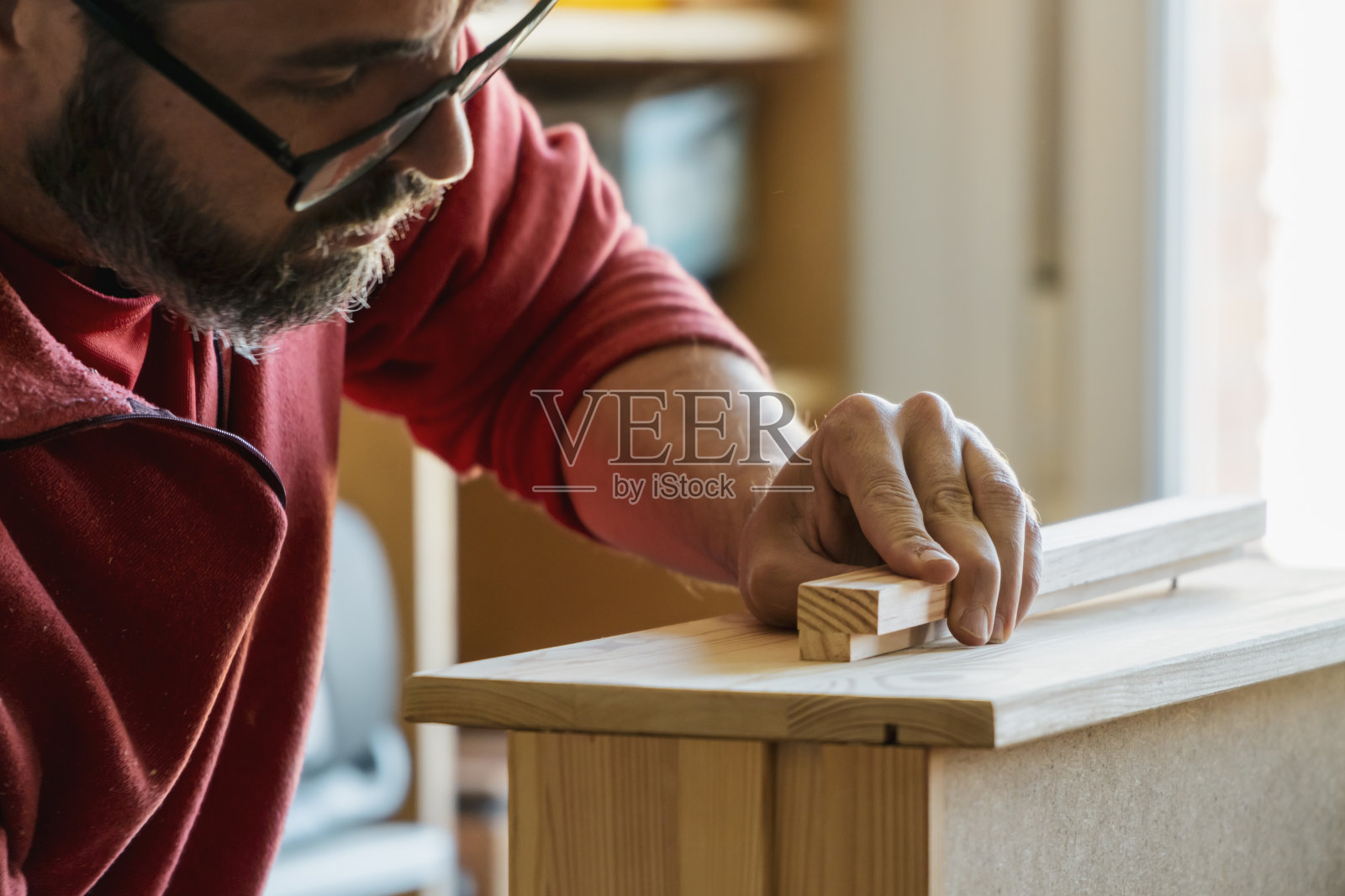 木匠组装木材的特写镜头照片摄影图片