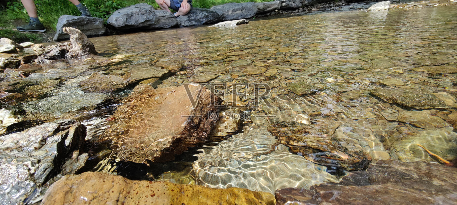 石头在河照片摄影图片