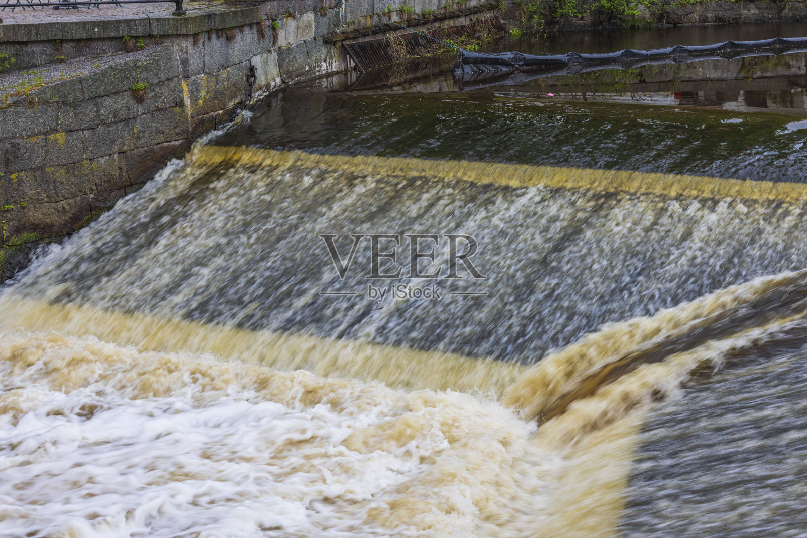 在乌普萨拉的中心，瀑布般流淌的河流的美丽景色。瑞典。照片摄影图片