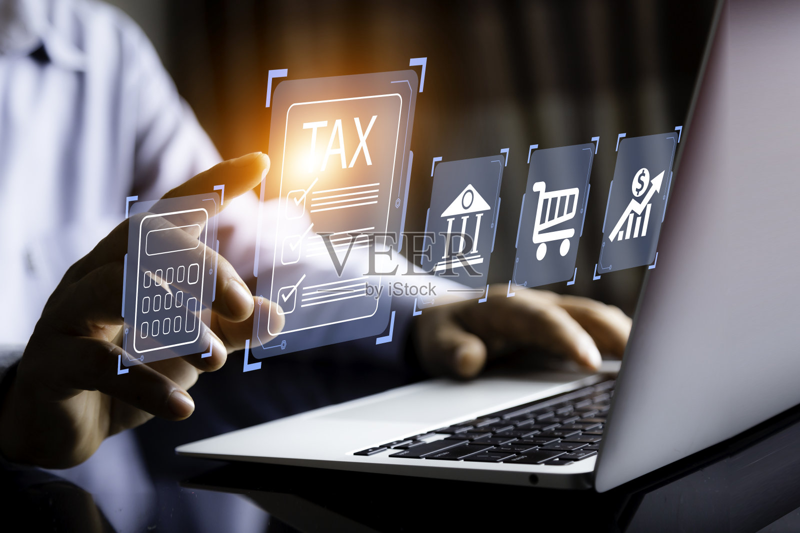 商人使用笔记本电脑填写所得税网上申报表进行缴纳。企业用电脑填报个人所得税纳税申报表。未来的虚拟屏幕界面技术照片摄影图片