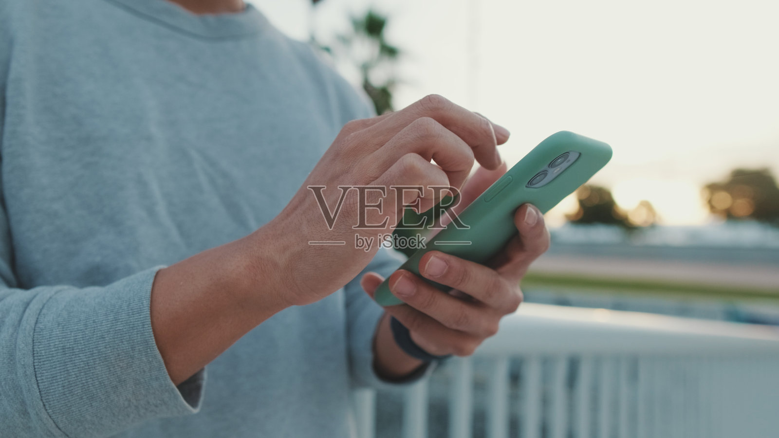 手的特写，无法辨认的年轻人在用手机照片摄影图片