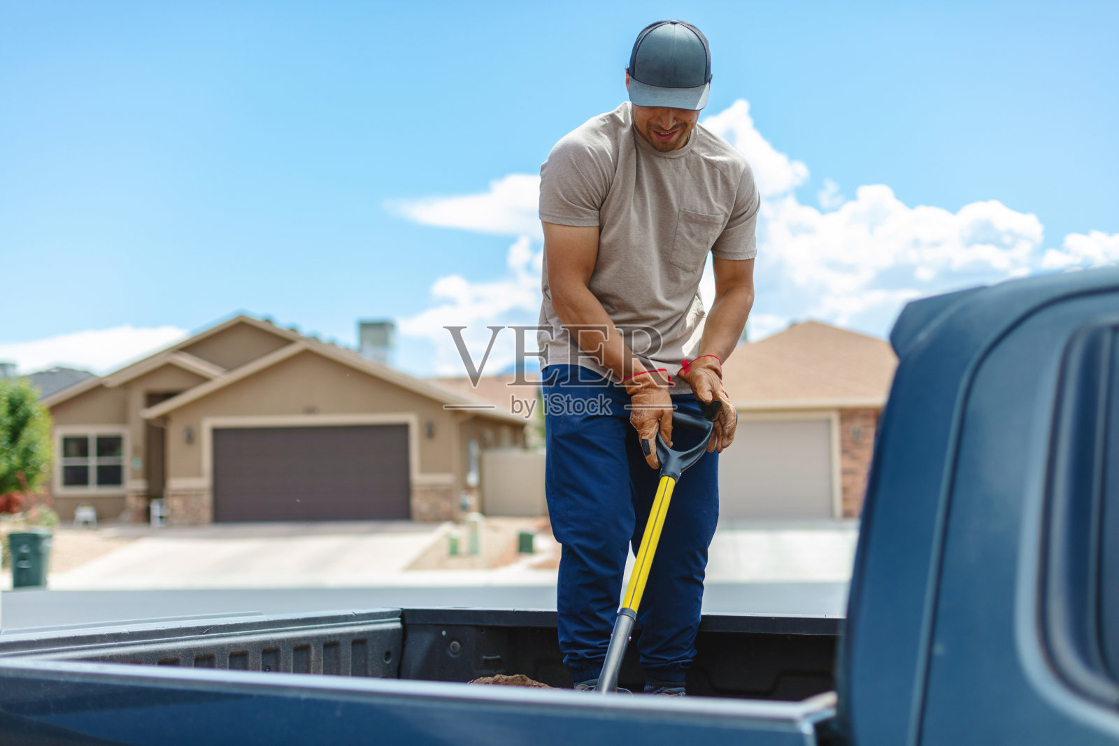 西班牙裔男性墨西哥裔美国房主景观庭院照片系列照片摄影图片