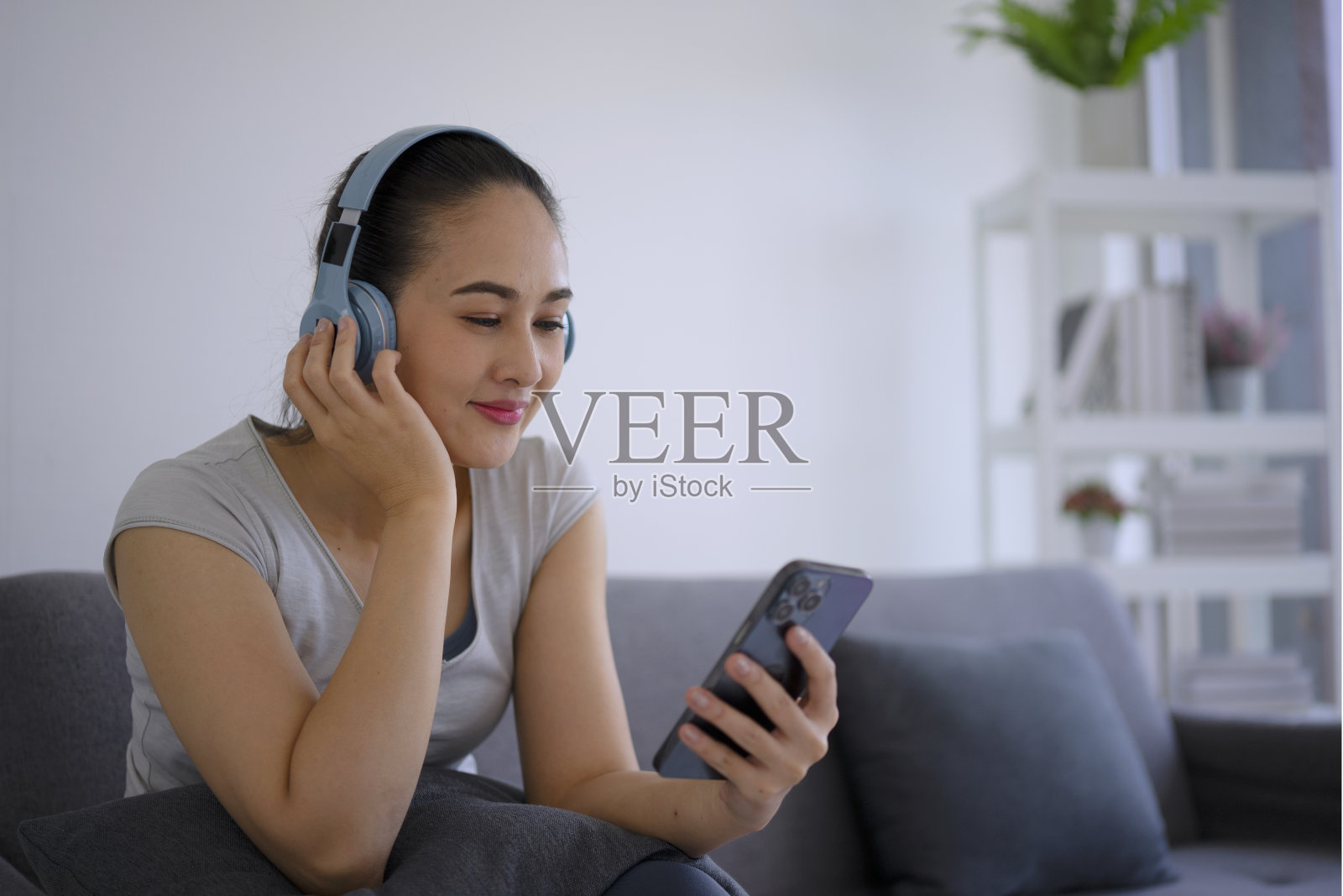 女人在家练瑜伽。照片摄影图片