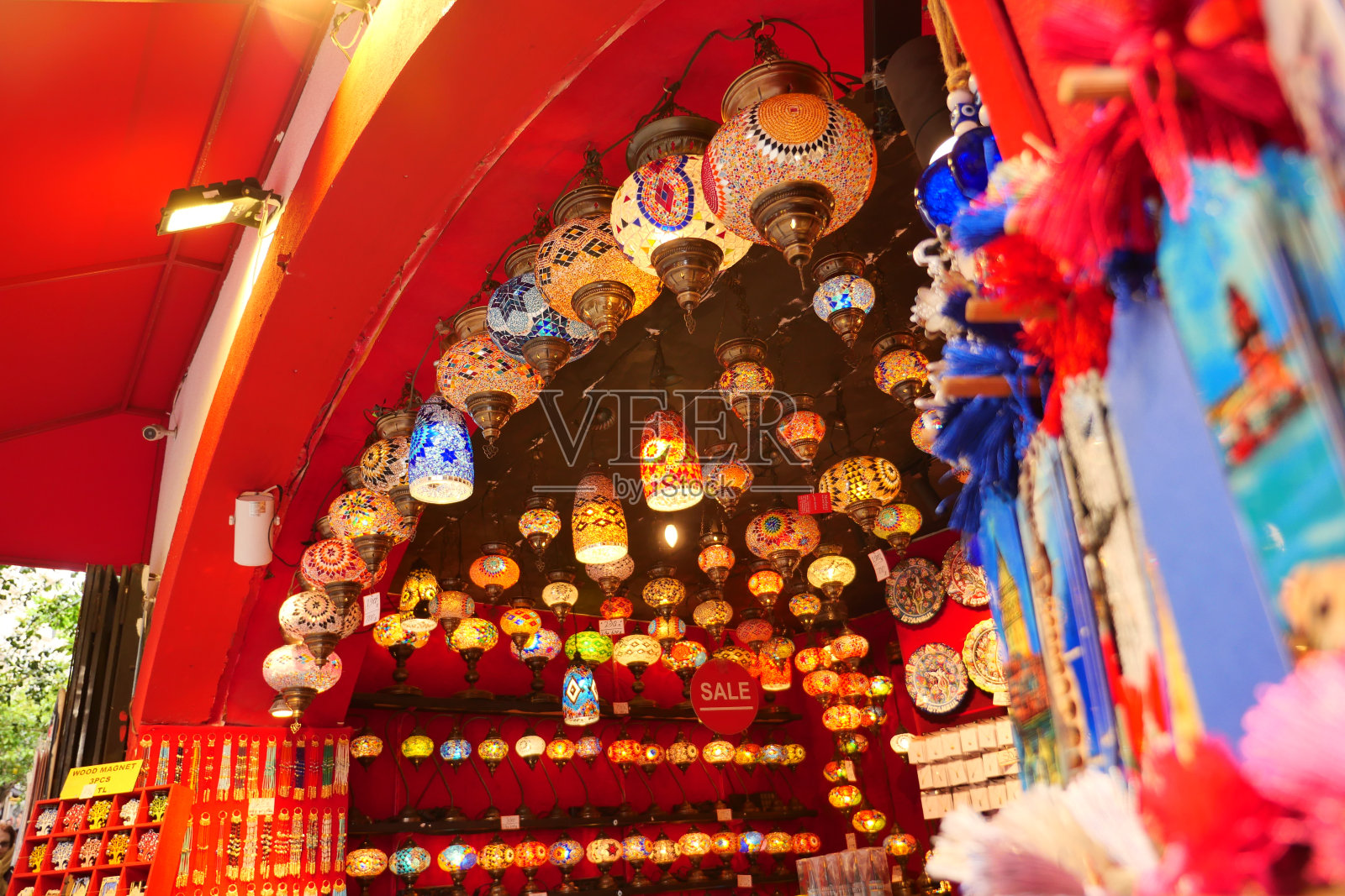 一排发光的灯笼灯照片摄影图片