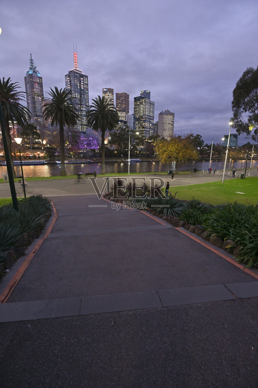 通往城市的人行道。照片摄影图片