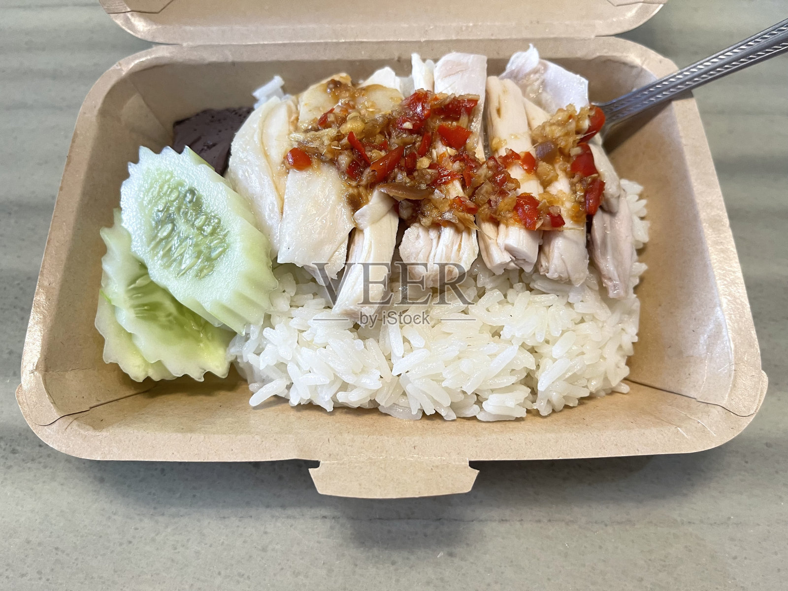 鸡肉饭在盒子里准备吃照片摄影图片