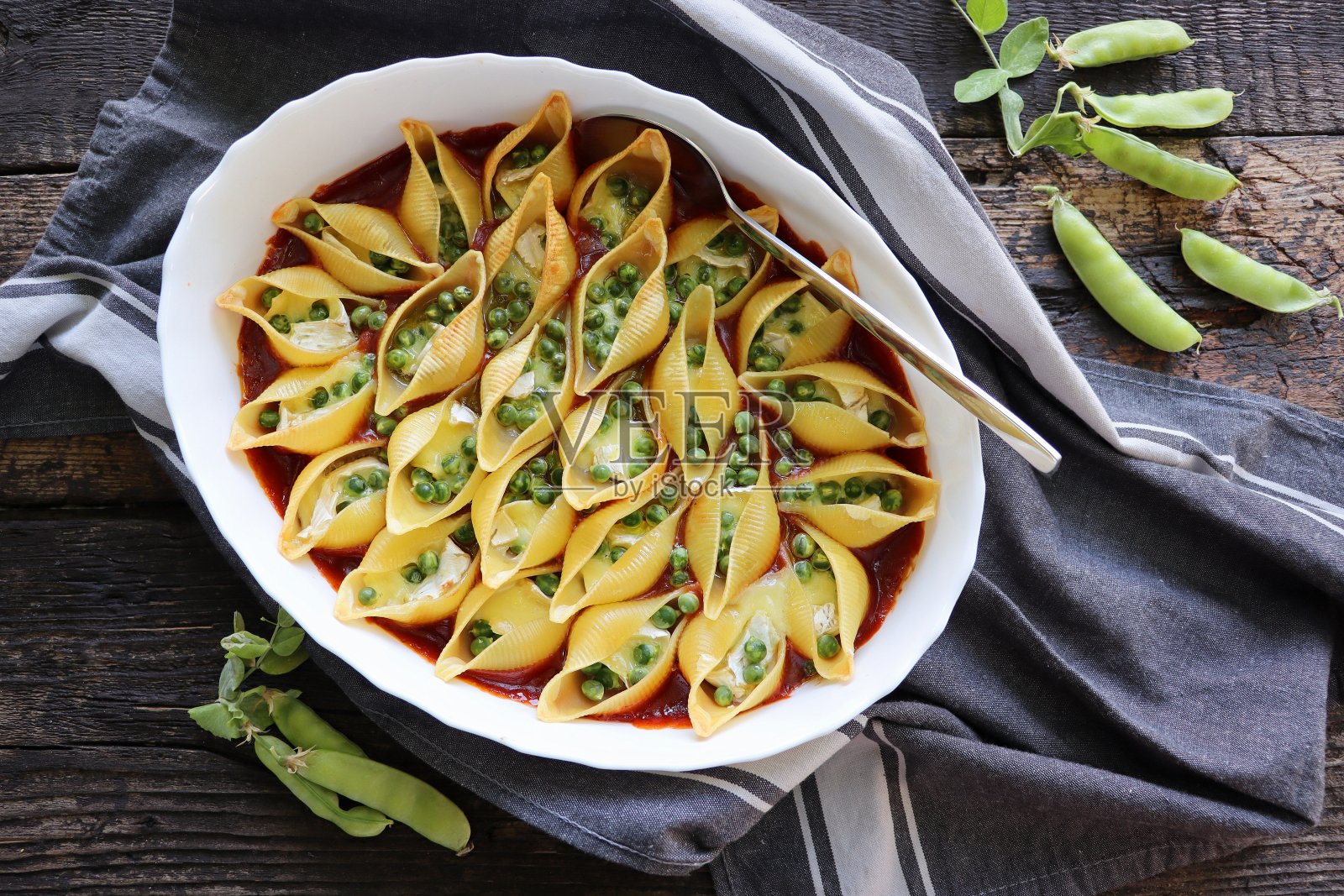 大壳形意大利面填充奶油软奶酪，青豆，健康的晚餐食谱照片摄影图片