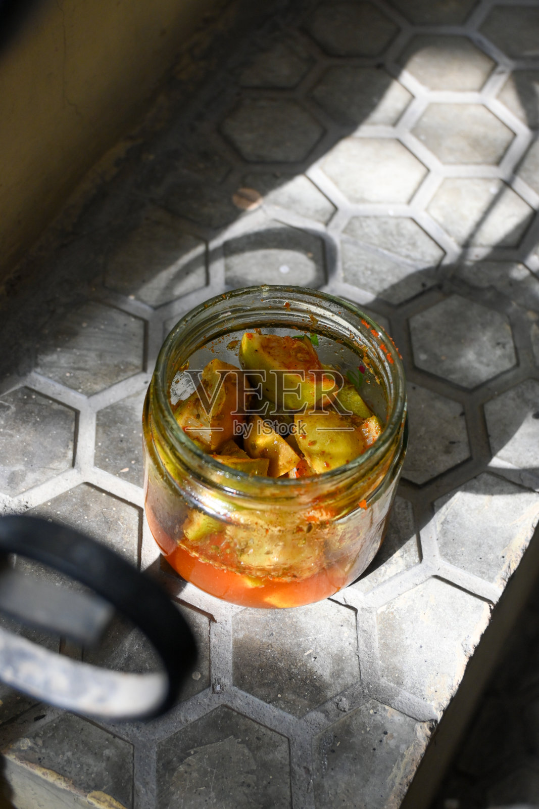 柠檬泡菜在玻璃罐中。照片摄影图片