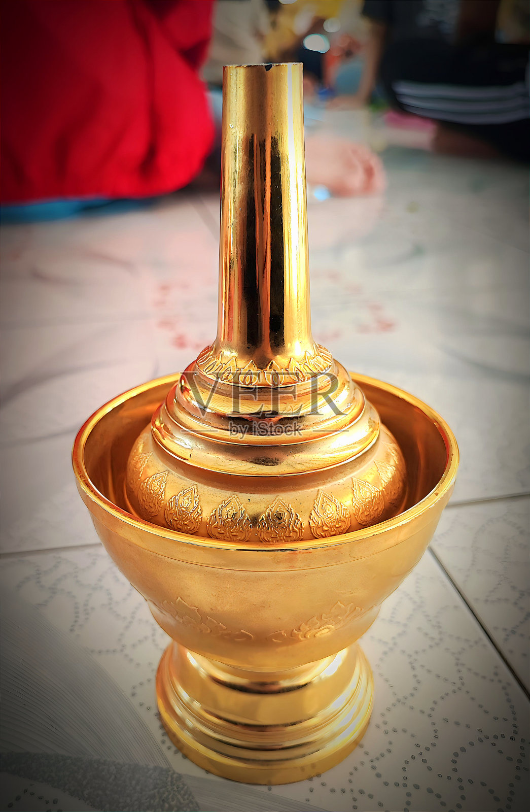 倾注奉献之水照片摄影图片