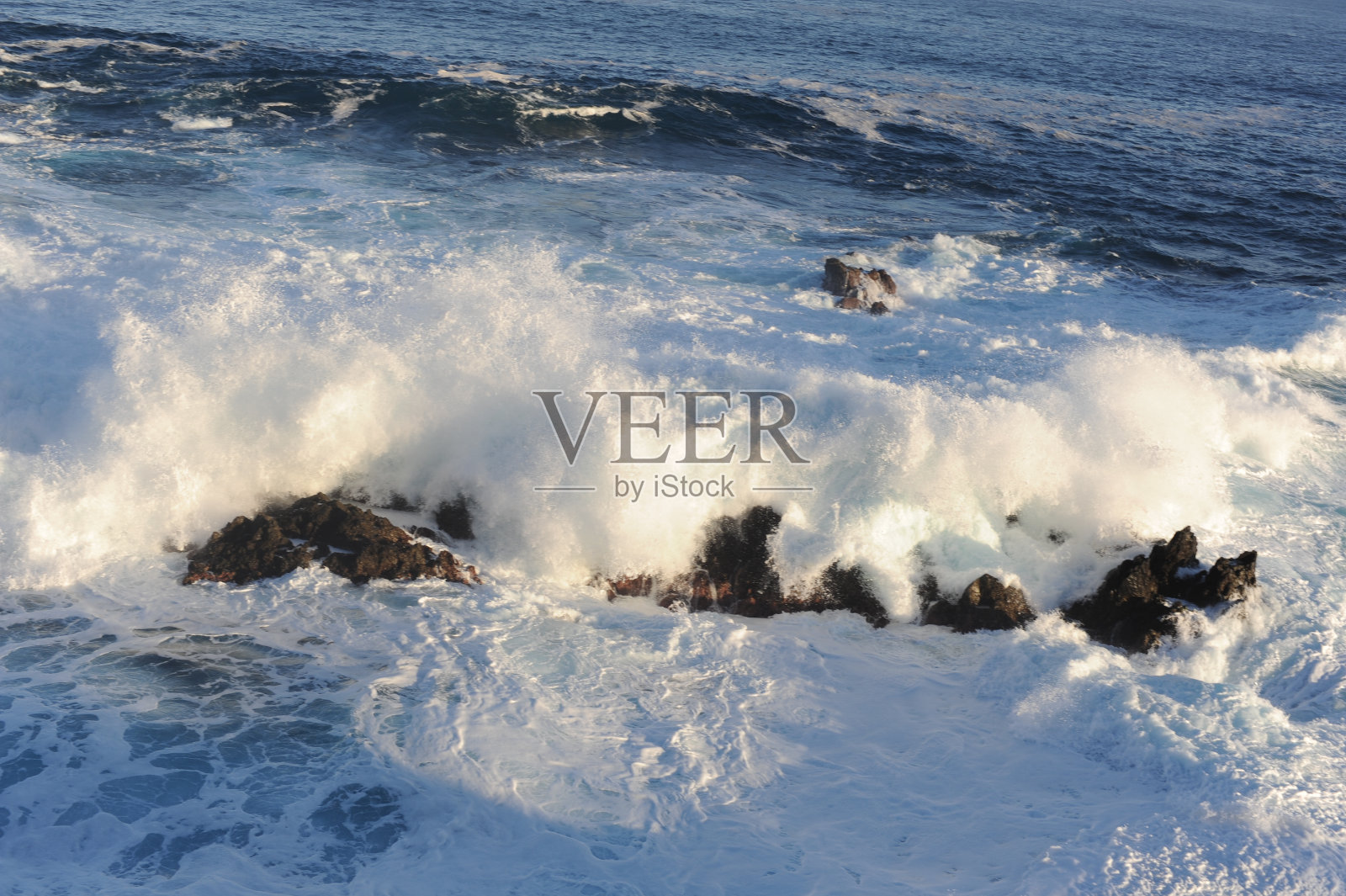 猛烈的海浪冲击着大西洋上的火山岩，冲击着海岸线和海岸照片摄影图片