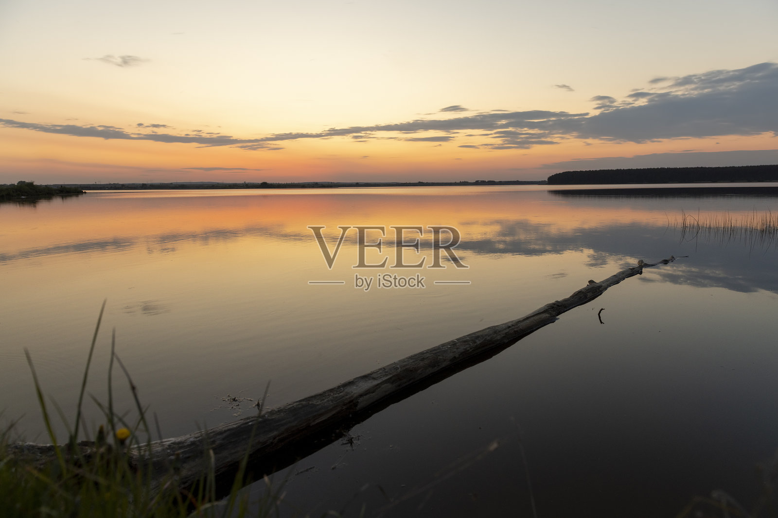 日落时湖面上五彩斑斓的天空照片摄影图片