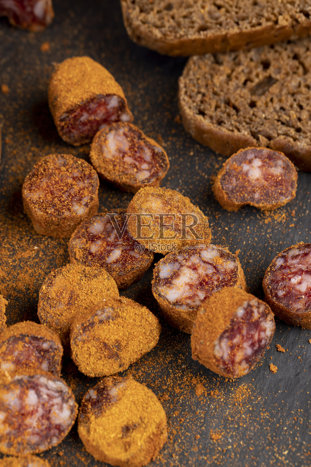 新鲜姜黄干猪肉香肠照片摄影图片