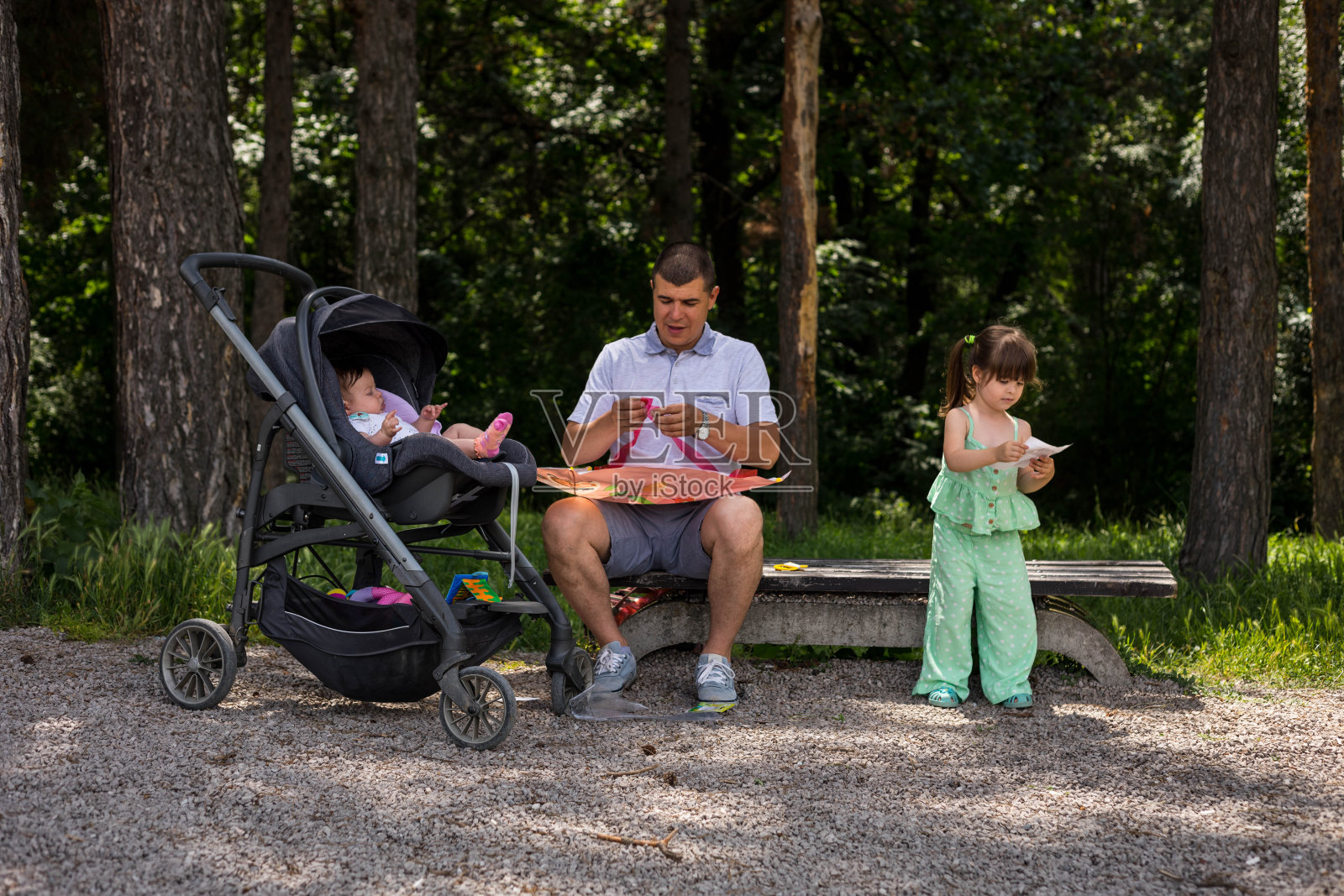这个男人和他的女儿正在森林里做风筝。照片摄影图片
