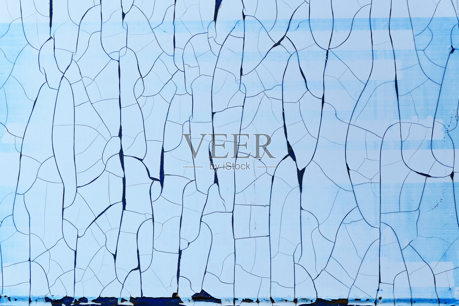 近距离的蓝色墙壁，油漆剥落照片摄影图片