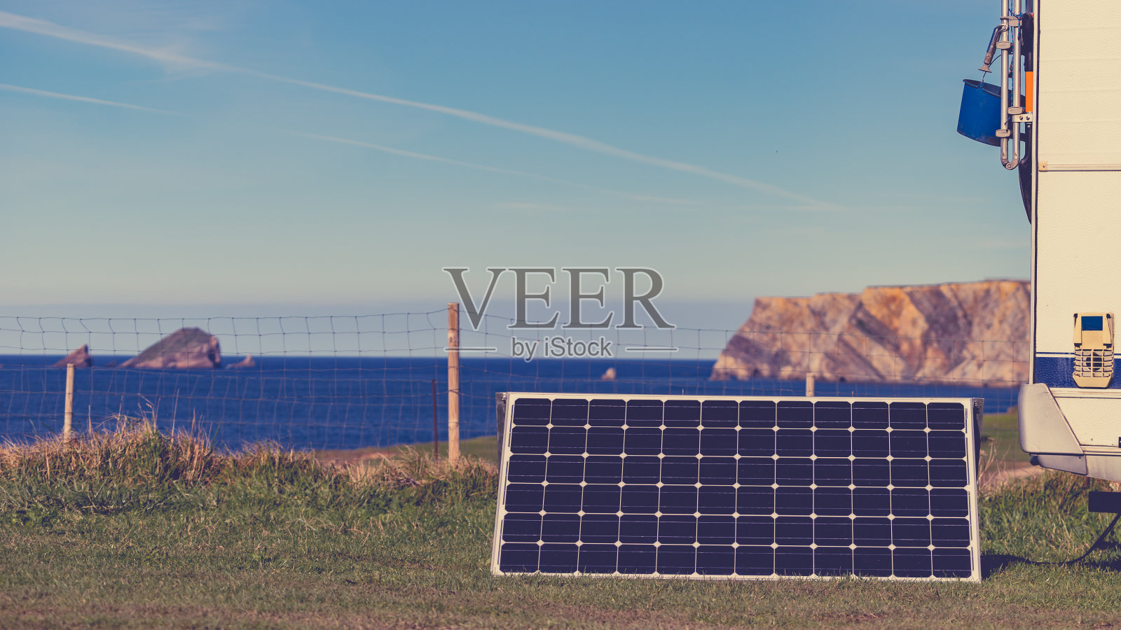 海岸房车上的太阳能光伏板照片摄影图片