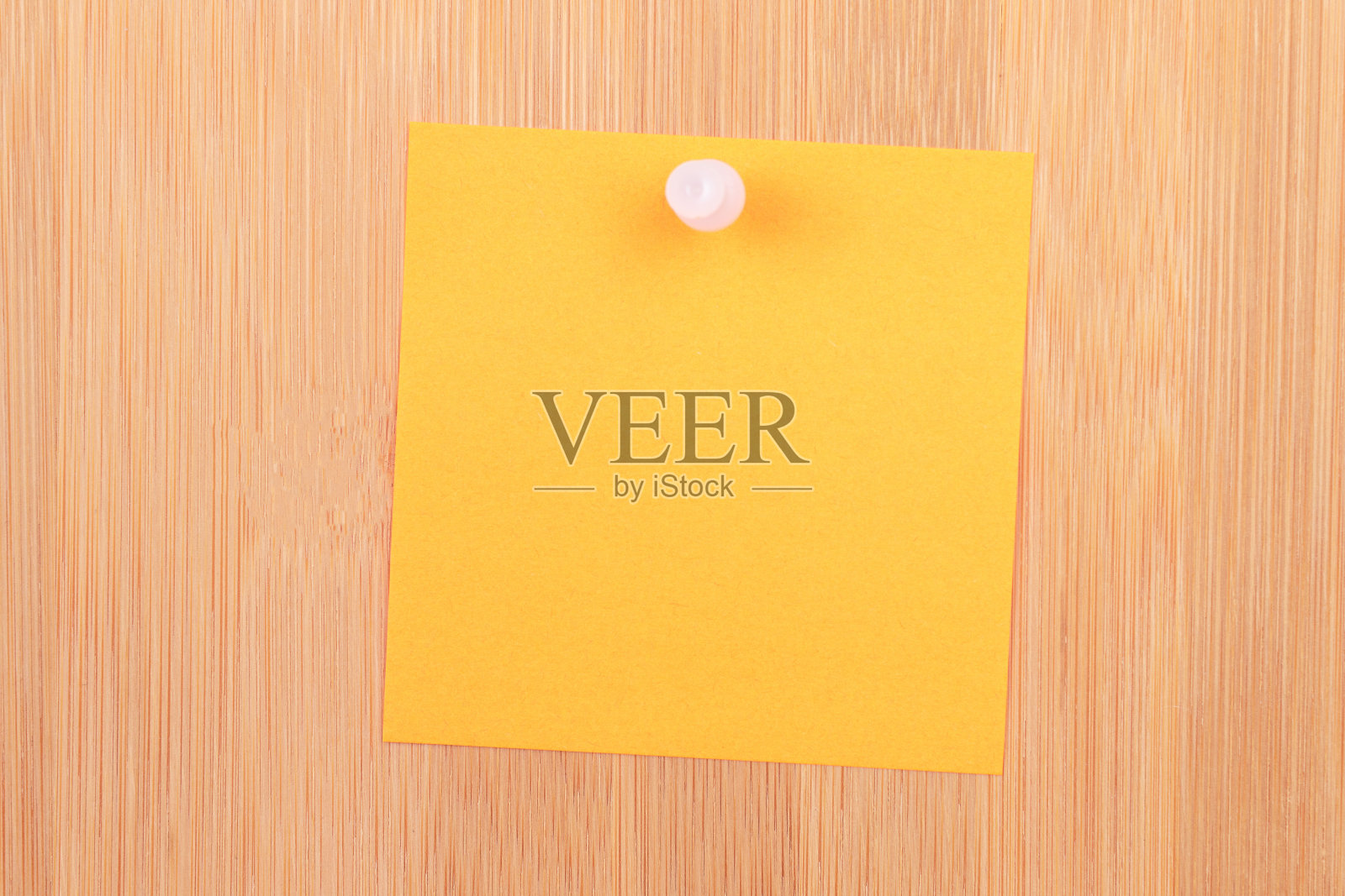 橙色的便利贴别在木制留言板上照片摄影图片