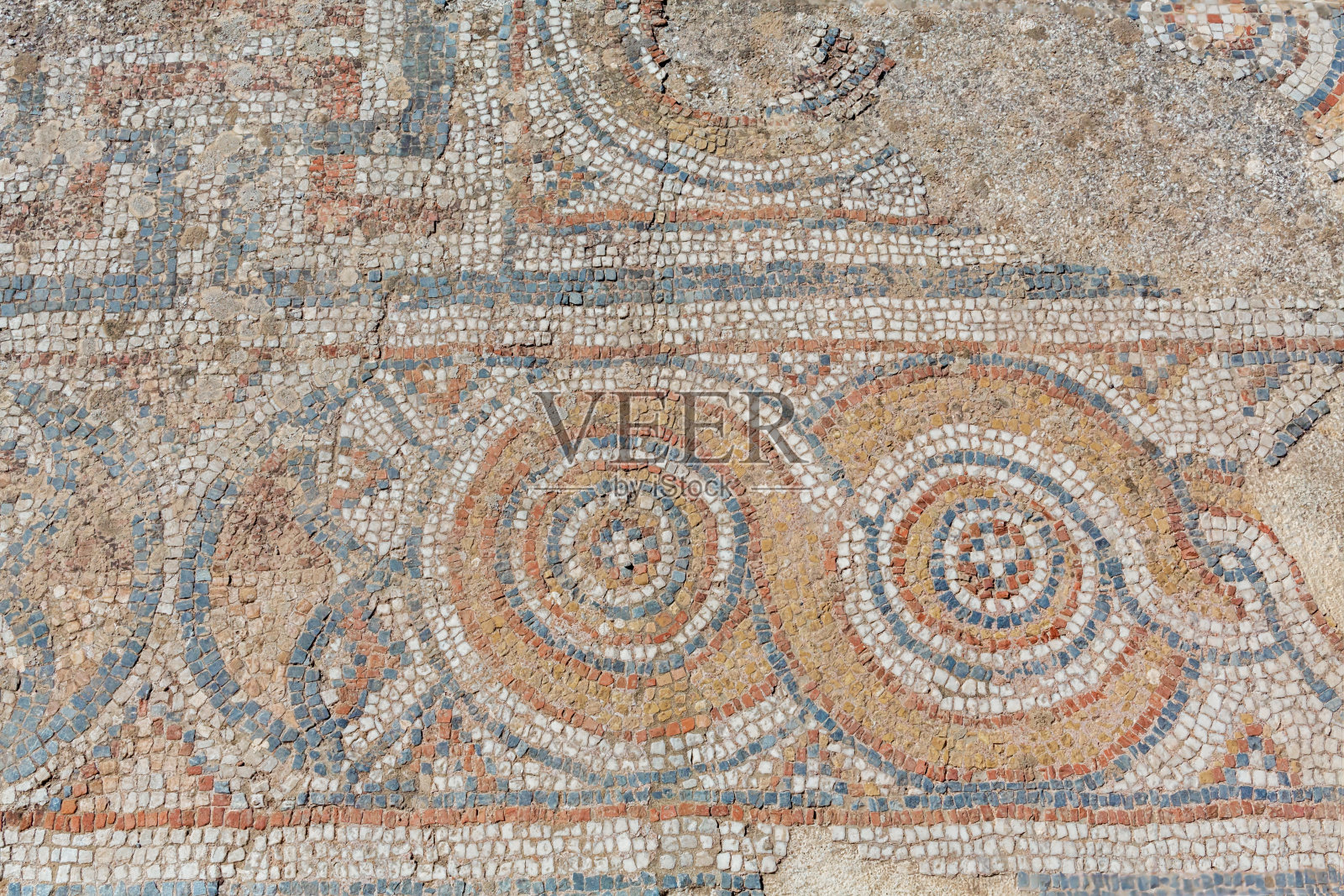 在土耳其塞尔丘克附近的以弗所古城遗址的山坡上，有装饰瓷砖地板和壁画的考古遗迹。照片摄影图片