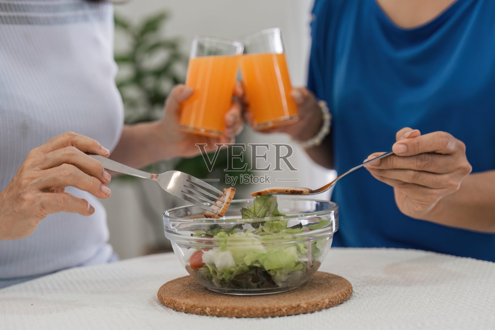 两个退休的姐妹在客厅里一起享受健康的食物照片摄影图片