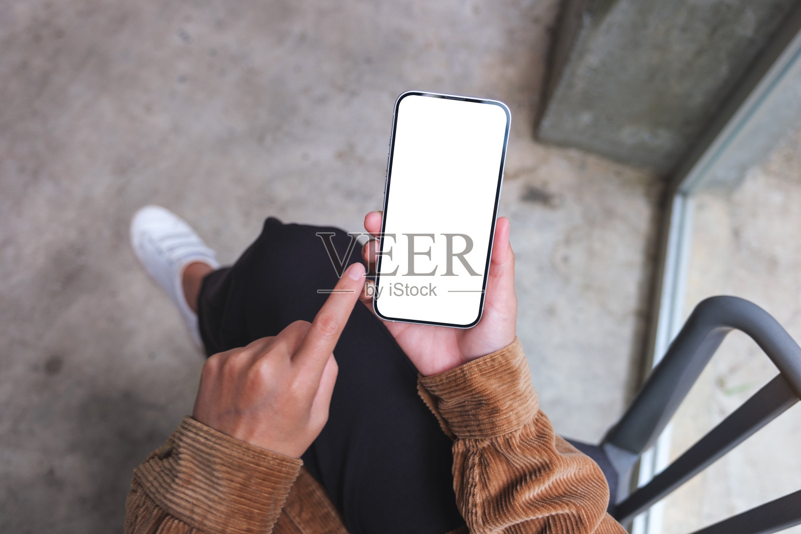 俯视图的模型图像，一个女人使用和手持手机与空白屏幕照片摄影图片