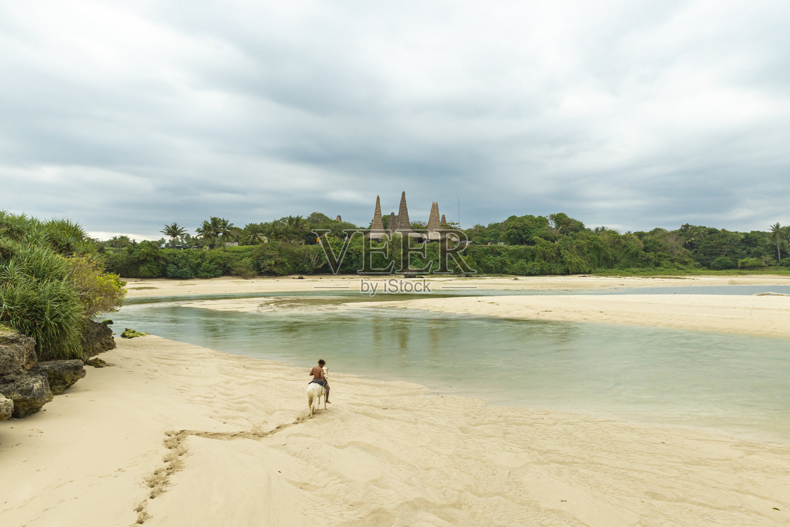 Marapu Sumba部落沿着海岸线优雅地骑马照片摄影图片