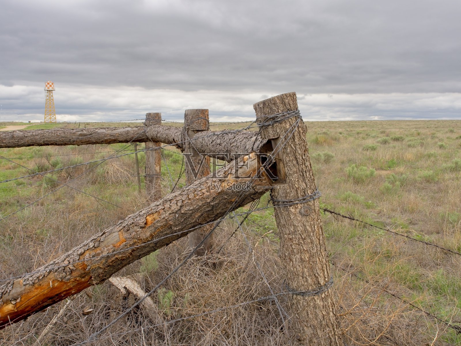 阿马奇拘留营和牧场边缘的乡村栅栏和带刺铁丝网照片摄影图片