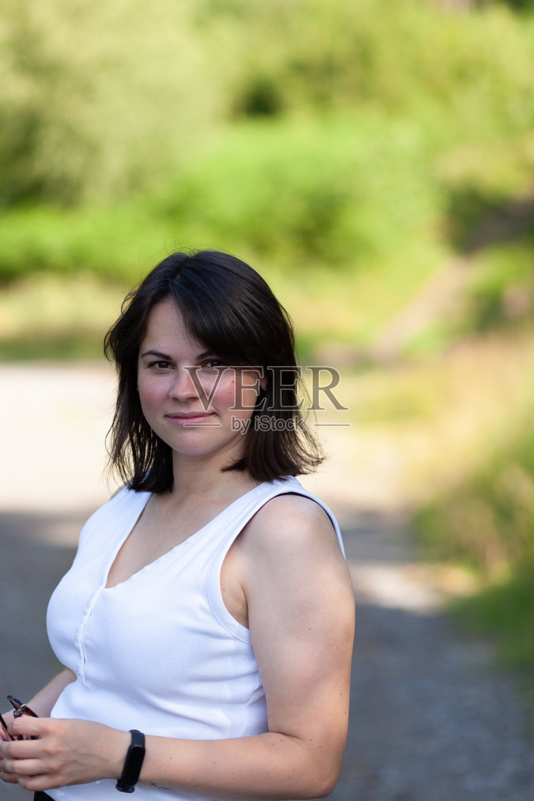 一个穿白t恤的中年妇女的画像照片摄影图片