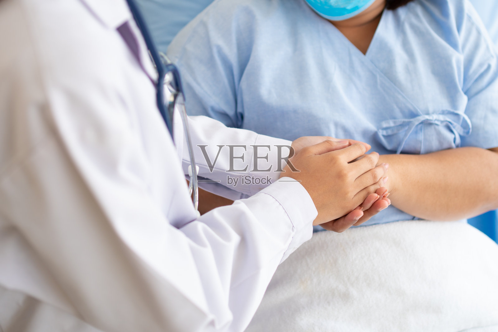 亚洲女医生握住病人的手，鼓励并提供医疗建议，同时检查病人的健康状况。关怀和同情，产前护理，先兆流产概念照片摄影图片