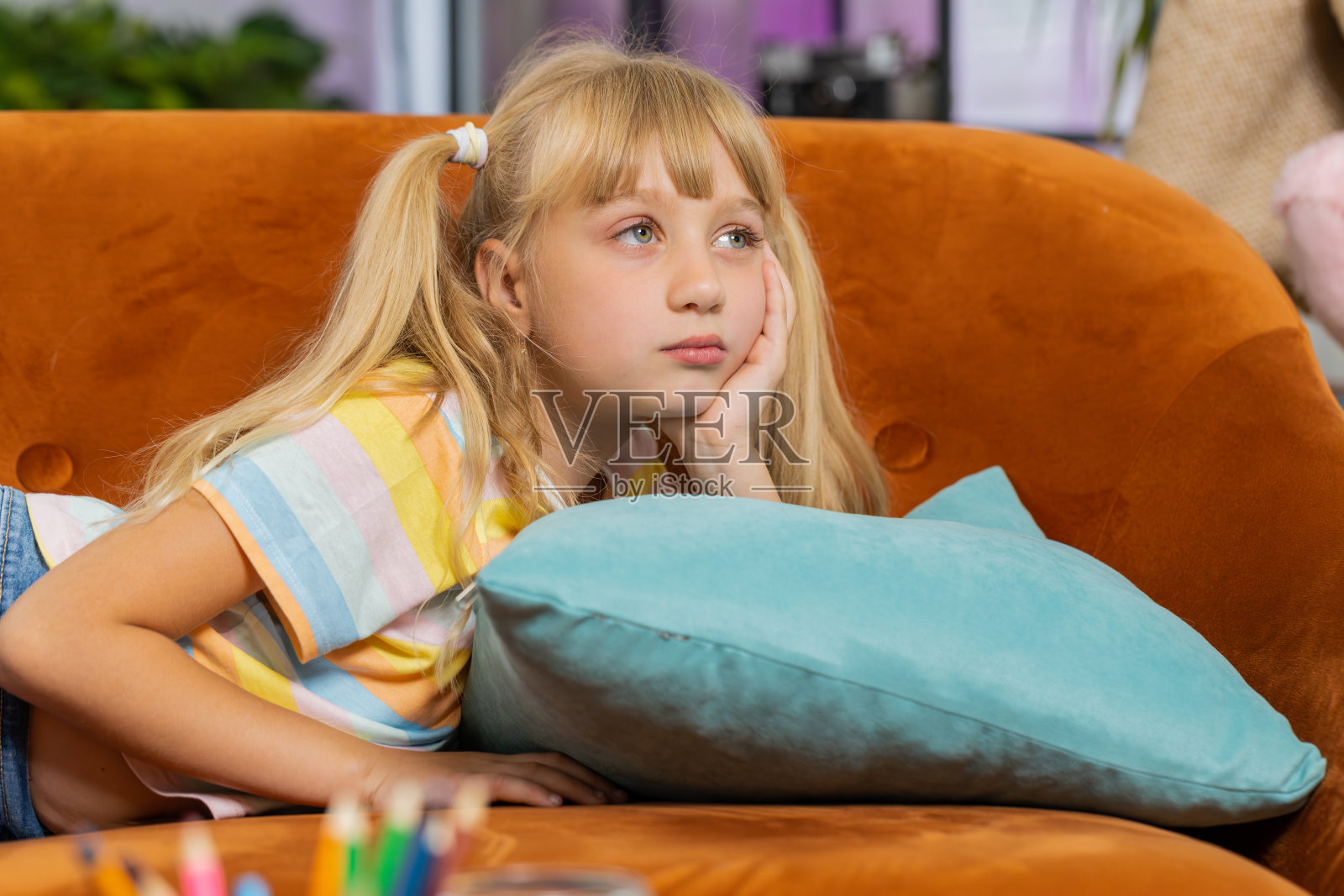 十几岁的女孩在家里遭受不公平的处境问题，分手，沮丧，感觉不好，倦怠照片摄影图片