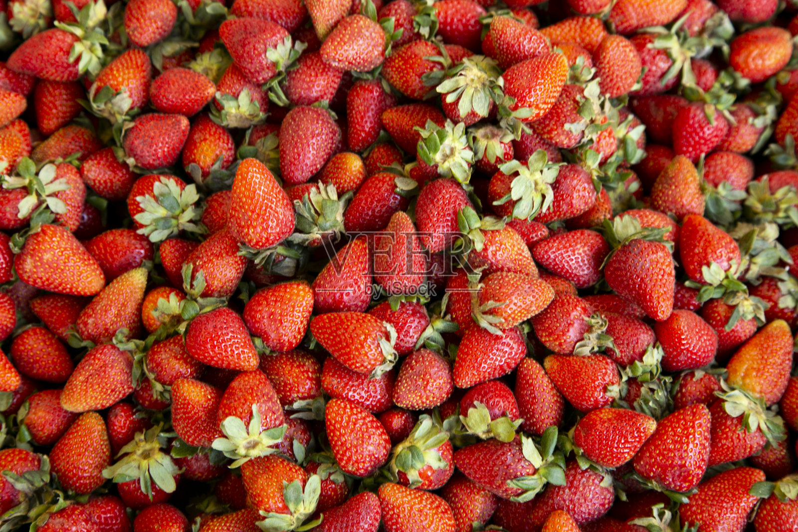 秘鲁阿雷基帕中心果蔬市场摊位上的草莓。照片摄影图片