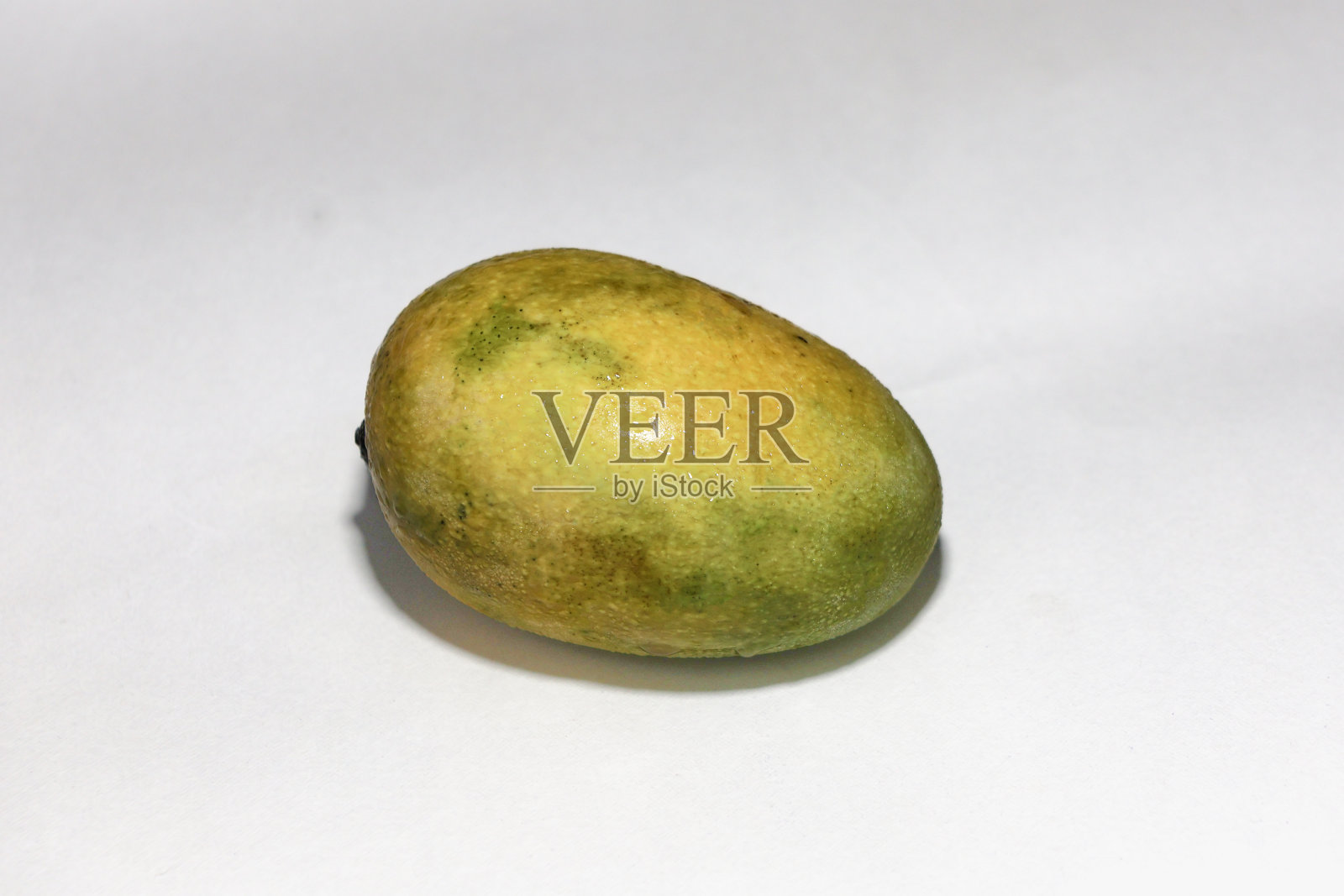 印度成熟的黄色和绿色芒果孤立在白色背景上。照片摄影图片