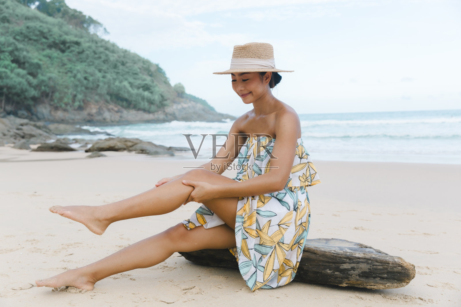 海滩健康:女游客准备涂抹防晒霜照片摄影图片