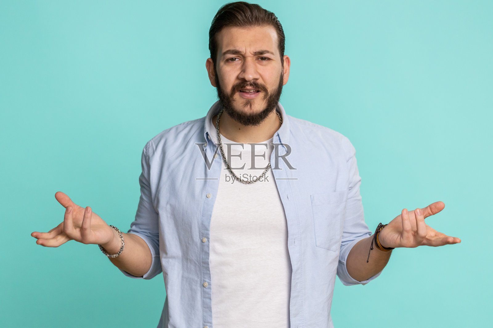 男人举起双手，表达愤怒，询问失败的原因，表达难以置信照片摄影图片