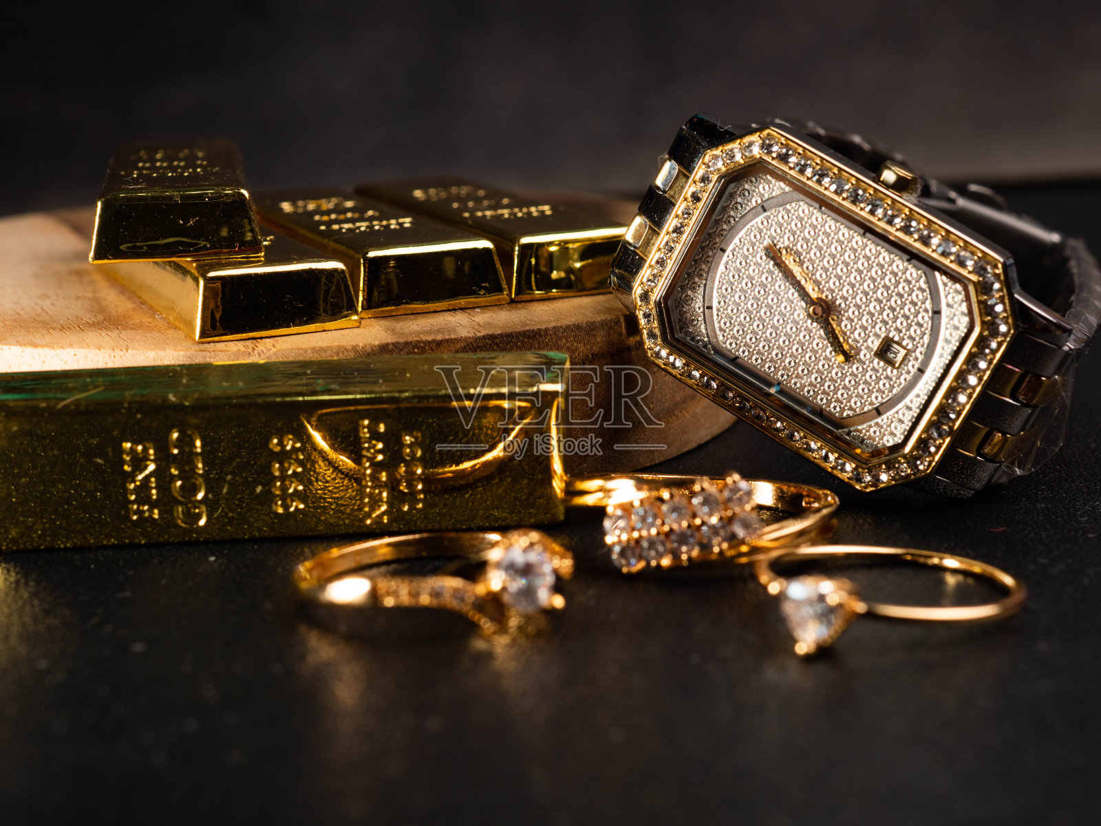 奢侈女性腕表图片。这样手表就有了金色和银色的表盘照片摄影图片