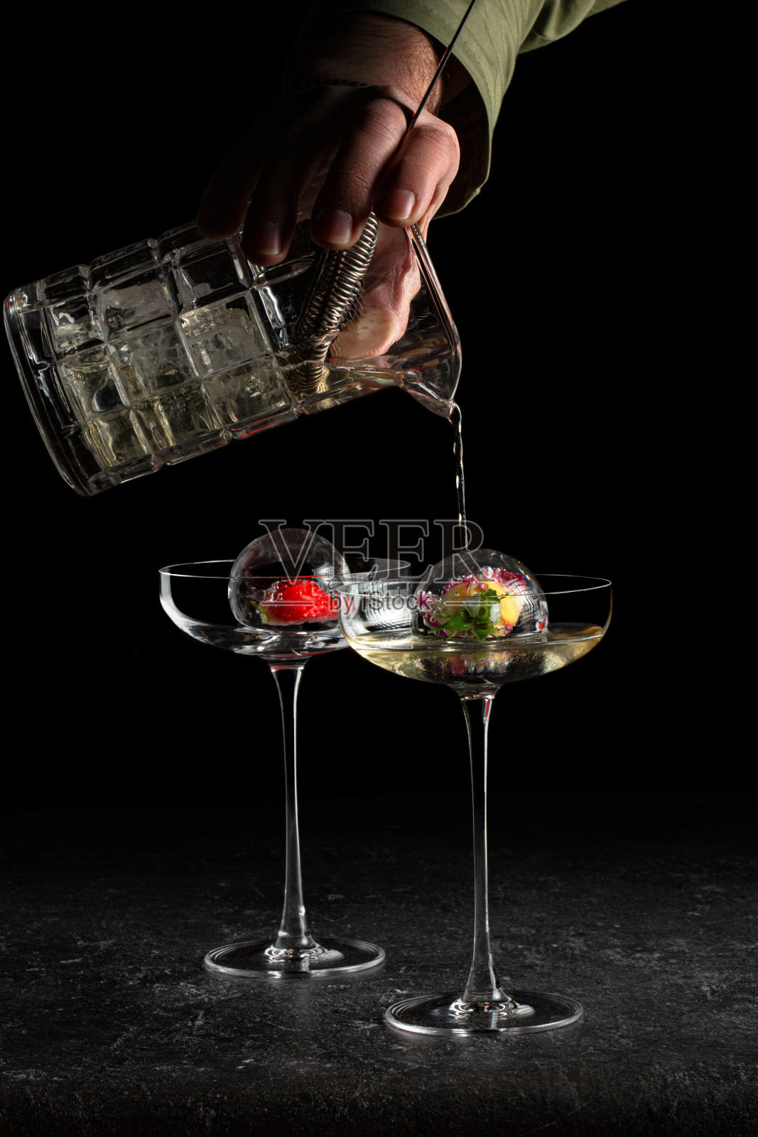 酒保倒鸡尾酒照片摄影图片