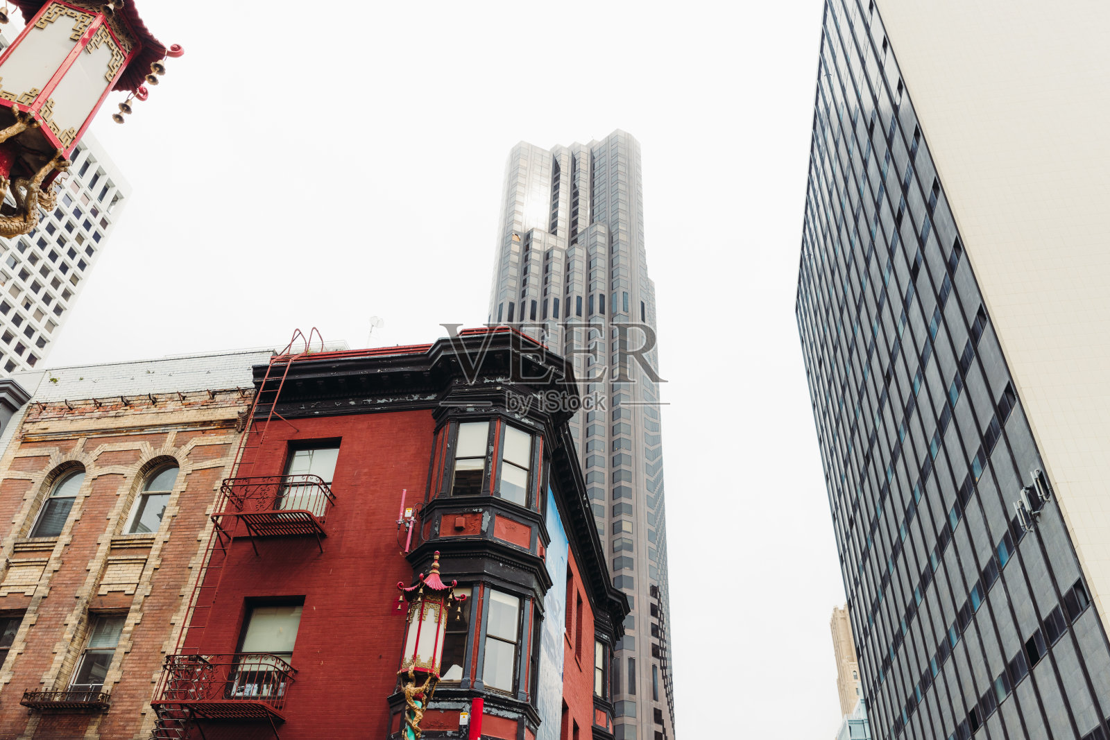 旧金山市中心的低角度视图，有老建筑和摩天大楼照片摄影图片