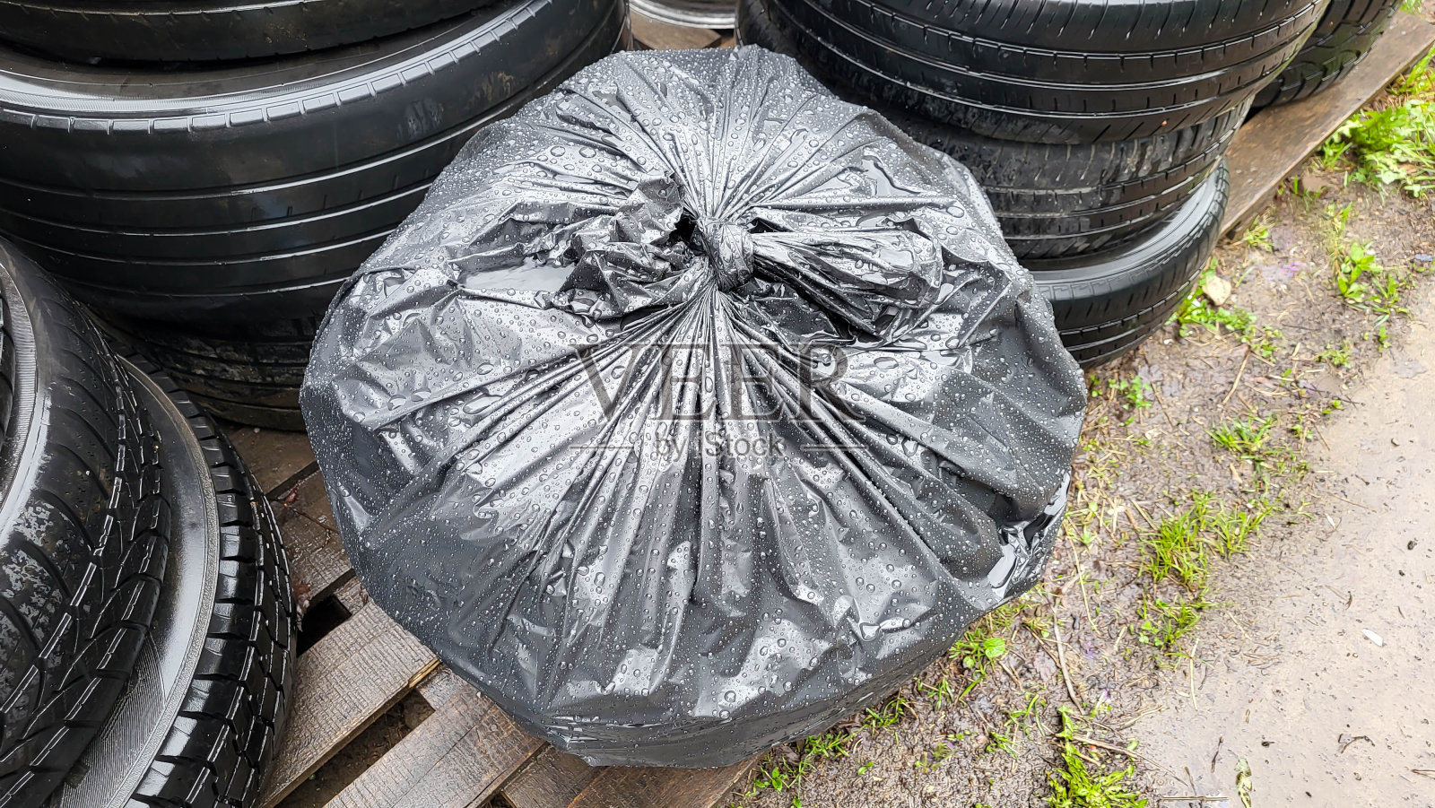 填埋旧轮胎和回收轮胎。废旧轮胎的处理。磨损的车轮回收。照片摄影图片