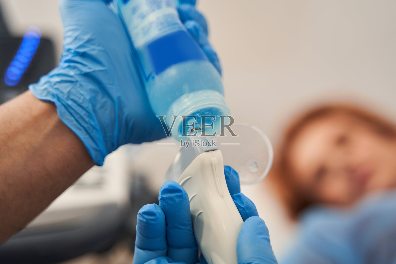 手持超声探头和耦合凝胶准备进行超声诊断照片摄影图片